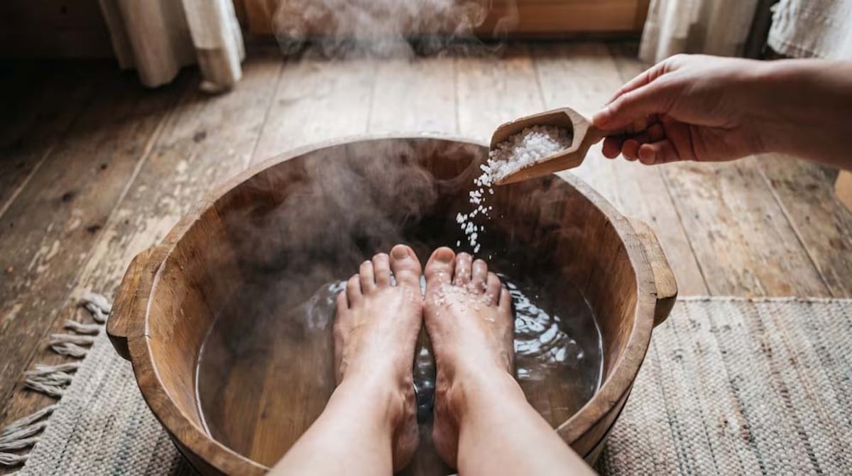 Agua tibia con sal para los pies: ¿qué beneficios ofrece y cómo usarla?