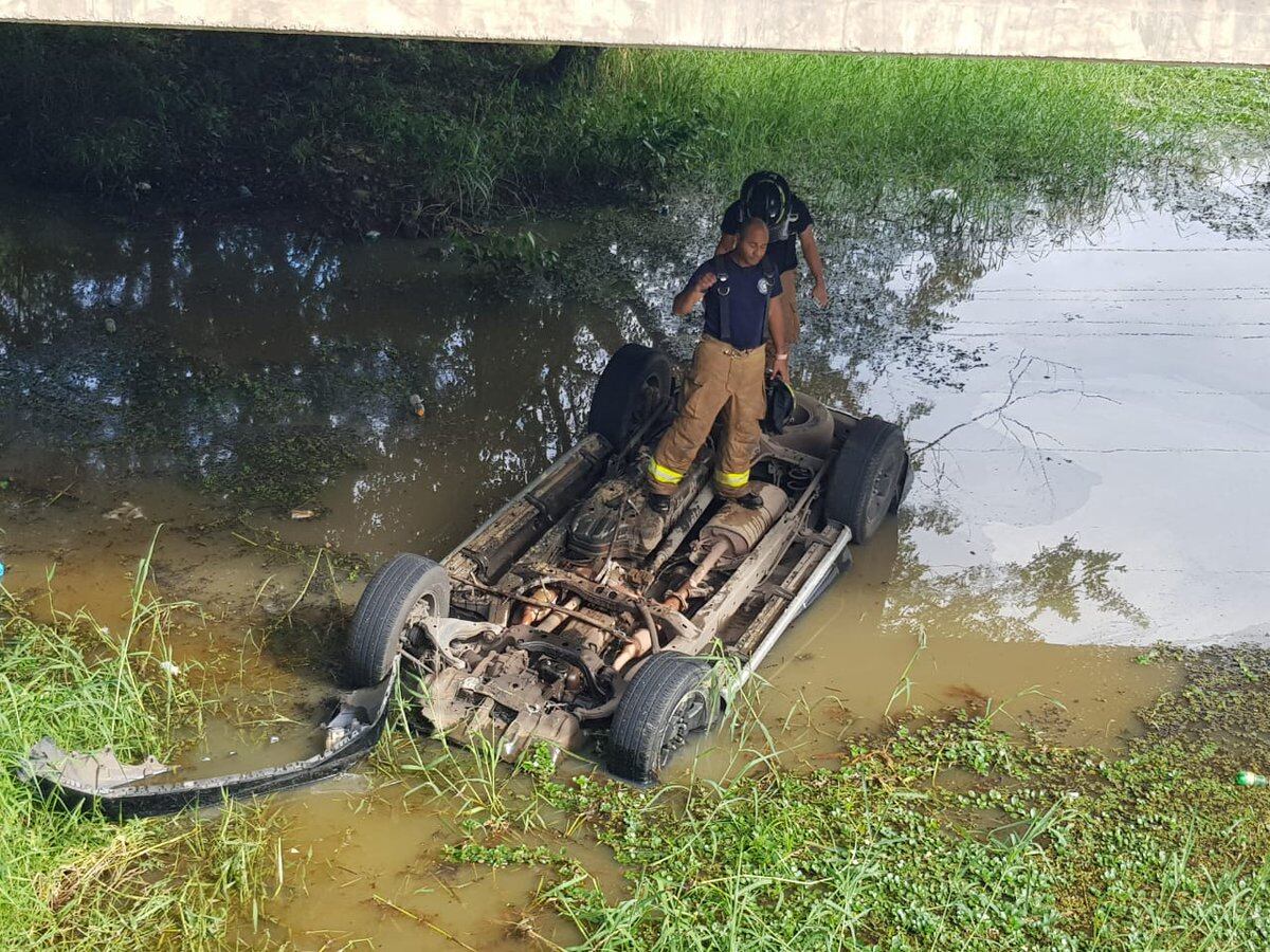 En Coclé auto cae debajo de puente y una persona muere