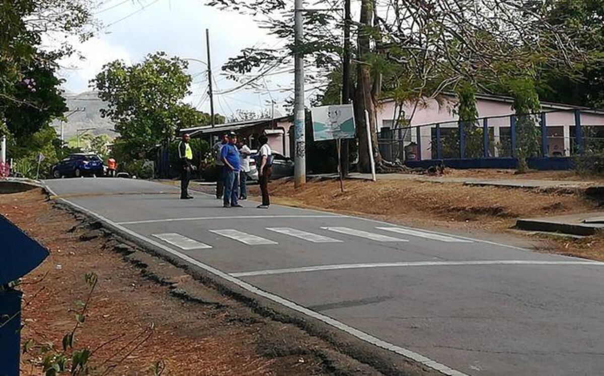 Menor de dos años se escapa de la mano de su madre  y un carro lo atropella