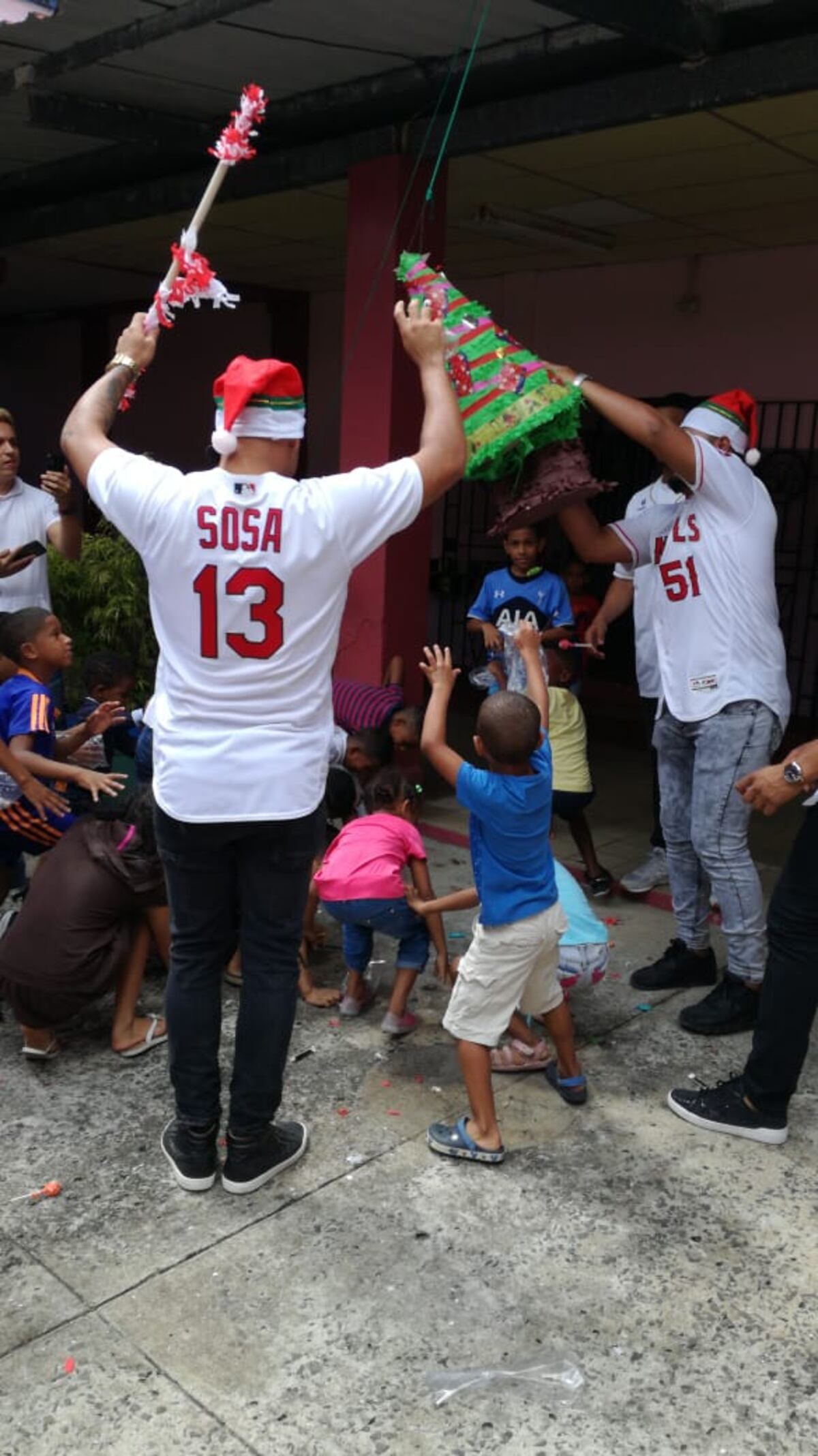 ¡Jonrón navideño! Grandes Ligas llevan alegría a niños chorrilleros