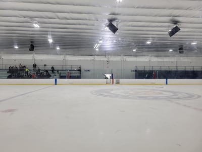 Tiroteo en pista de hielo deja dos muertos, incluida una niña, en Rhode Island