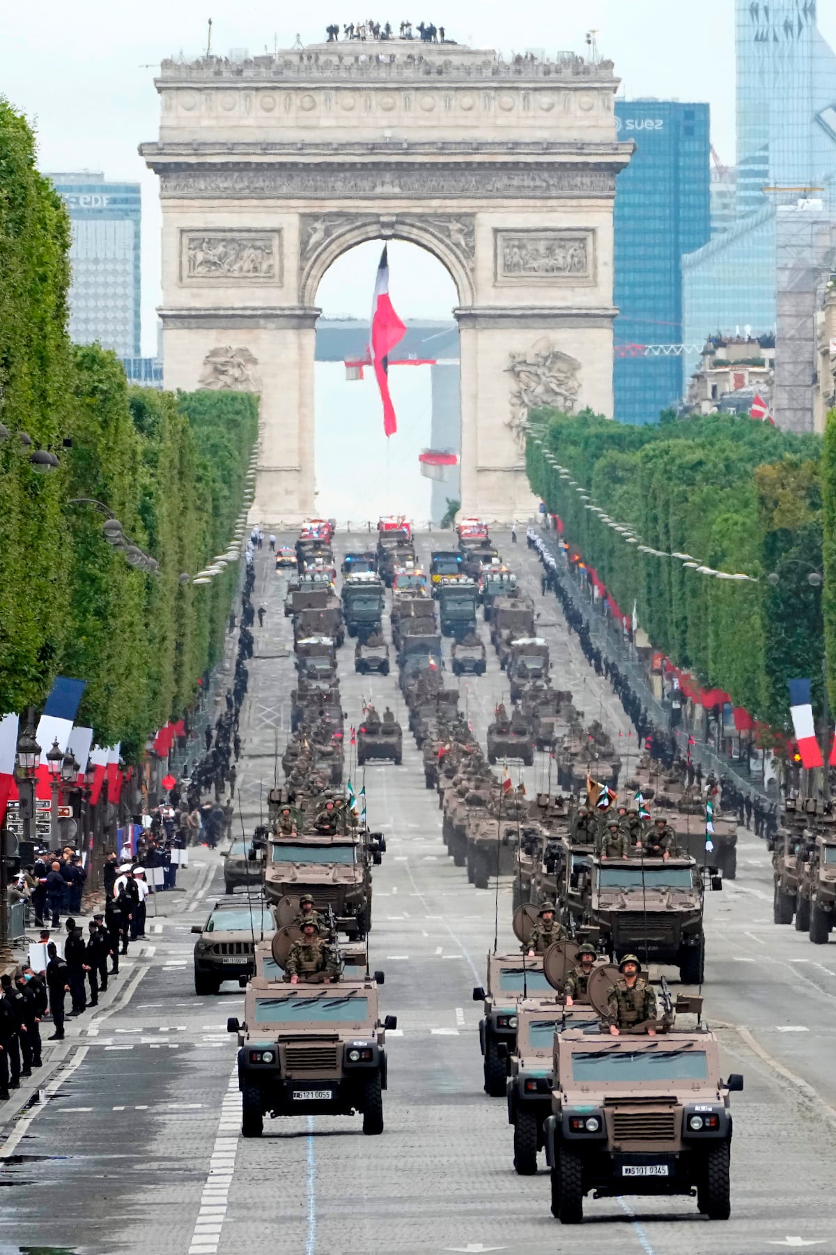 En medio de nuevas restricciones por la cuarta ola de la covid-19, Francia celebra su fiesta nacional