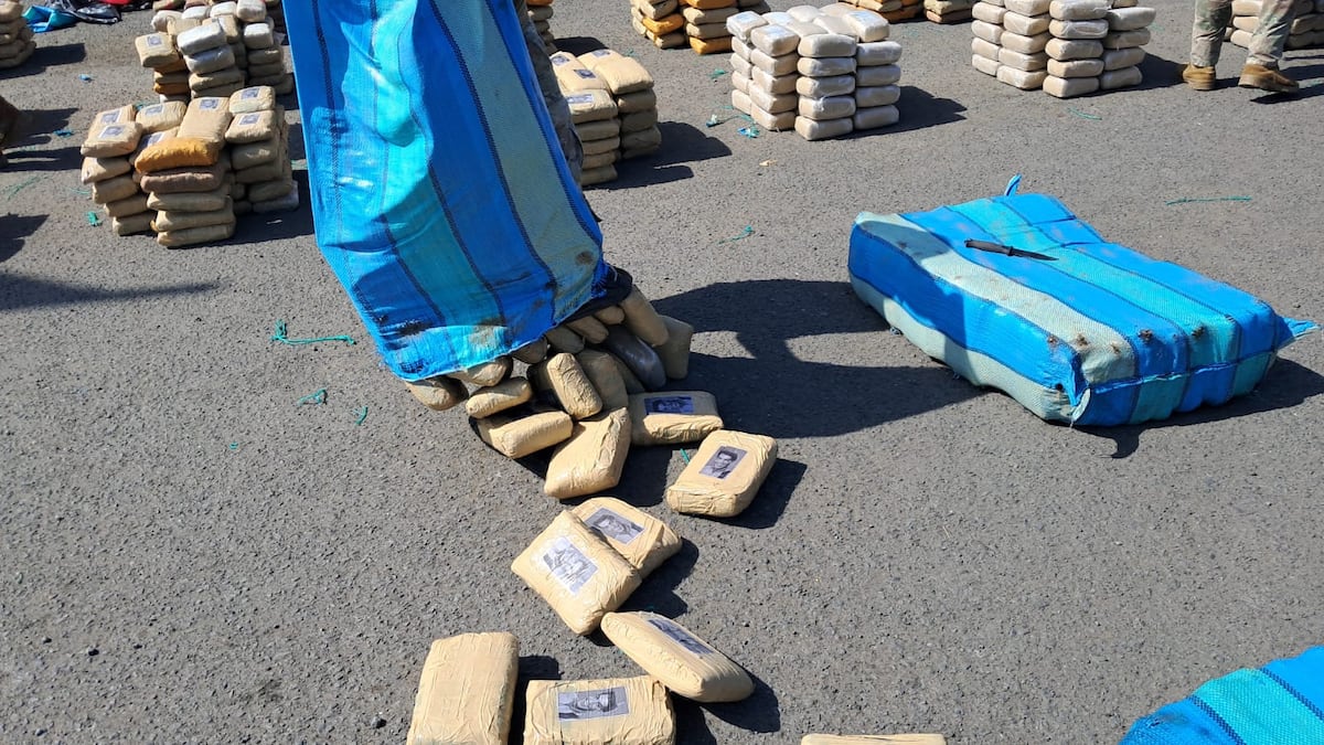 Frenan cargamento en alta mar: caen cinco con más de una tonelada