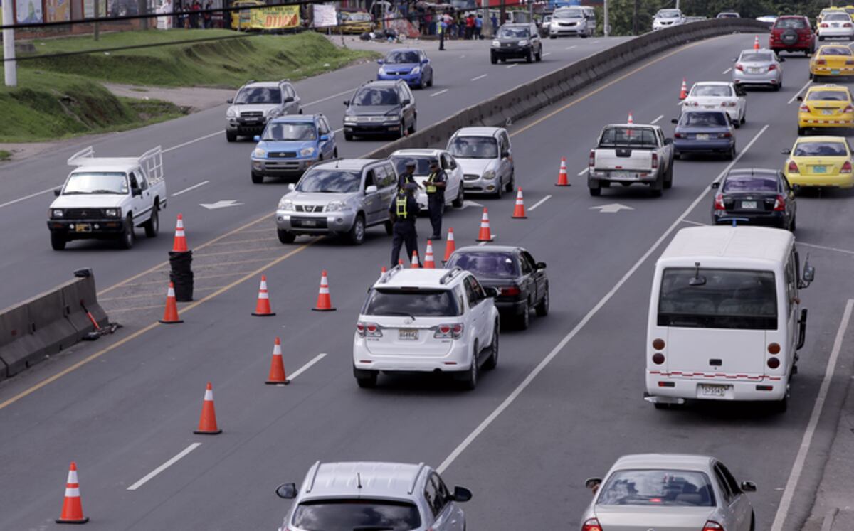Con un arma de fuego, los amenaza y les lleva el vehículo