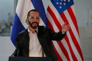 Bukele toma hidroxicloroquina y pide a la OMS revisar su uso contra el COVID-19