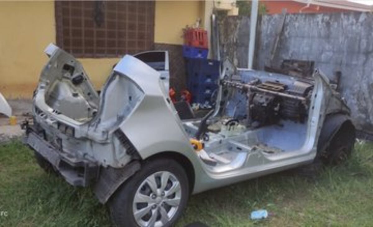 Policía Nacional los agarra desmantelando auto hurtado. Fotos