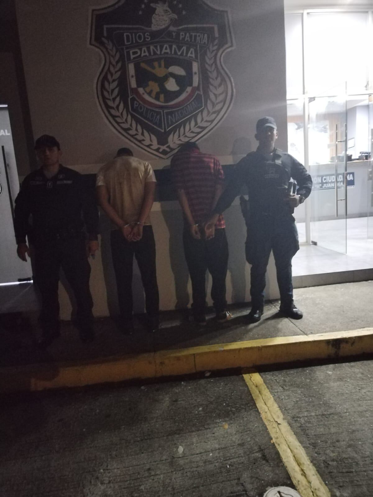 Intentaban forzar un minisúper y terminaron esposados en Juan Díaz