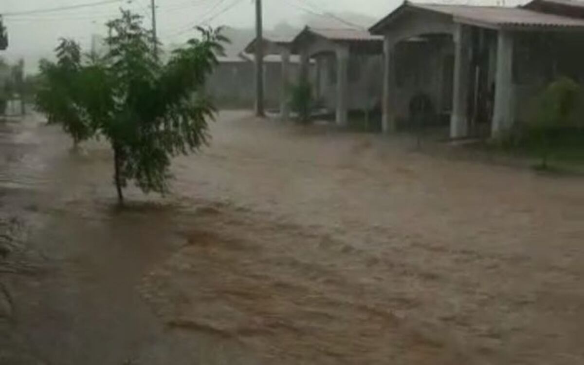 VIDEO| IMPRESIONANTE. Se inunda calle de Brisas y moradores tiemblan del miedo 