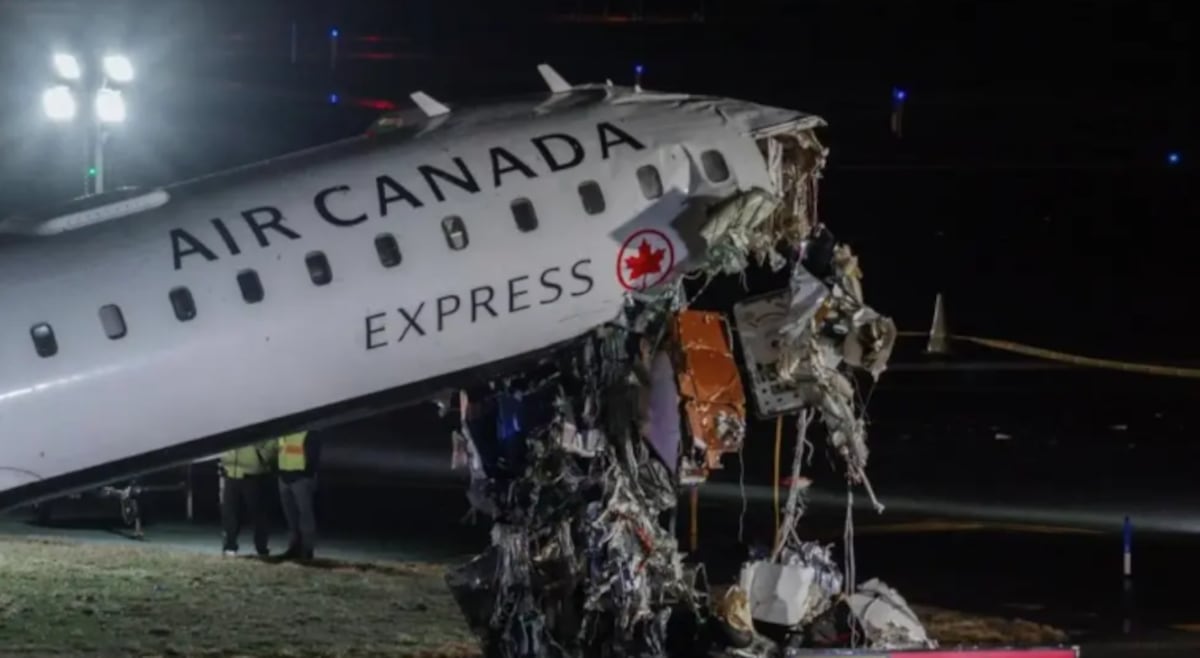 Avión de Air Canada choca con camión de bomberos y deja dos muertos