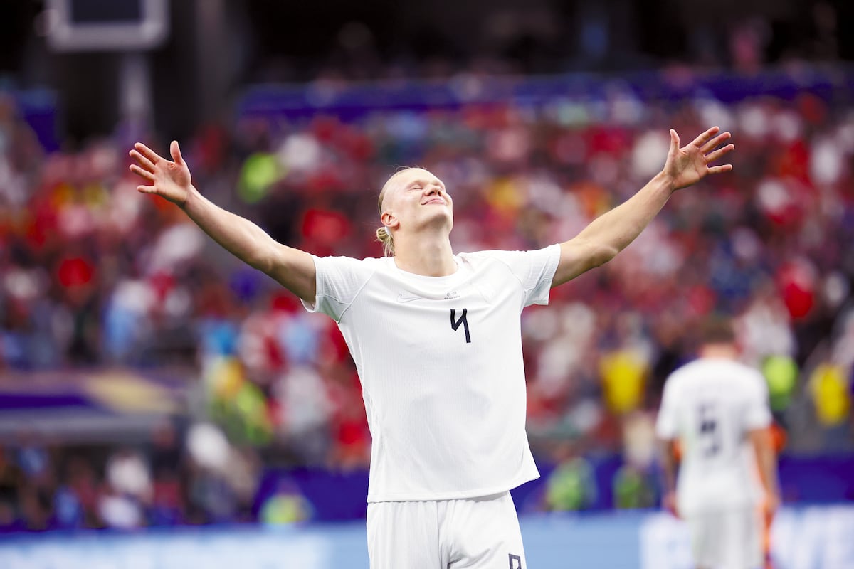 Haaland destrona a Puskás y mete a Noruega en octavos del Mundial
