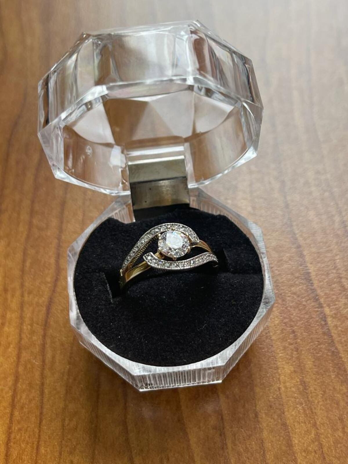 Amor a primera vista. Gringo Man le pide la mano a su novia a solo tres meses de conocerla