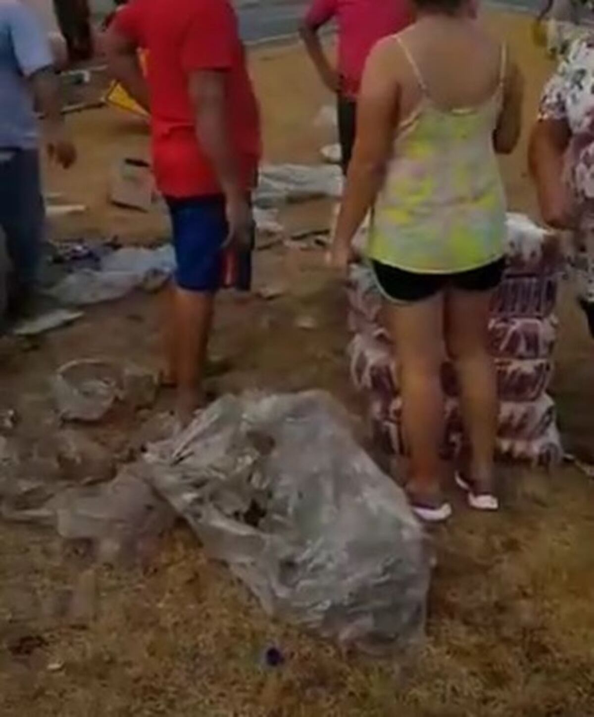 Se llevan más de $20 mil en sodas, luego de que un camión se volcó en plena vía