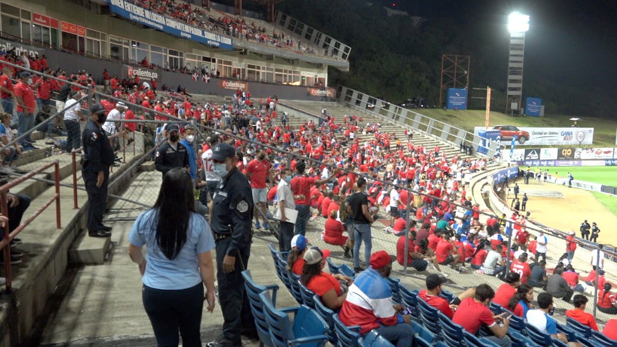 Llaman la atención a fanáticos de juego de Panamá que no portaban mascarillas