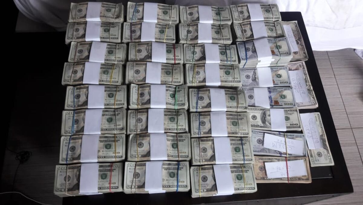 Autoridades detienen a 4 en hotel de la localidad con fuerte suma de dinero