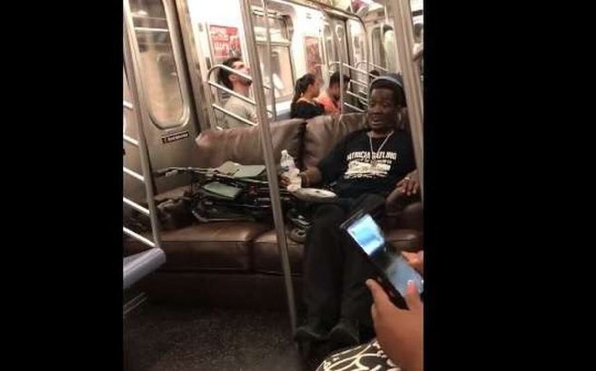 Wao. Pasajero lleva su propio sofá dentro del Metro