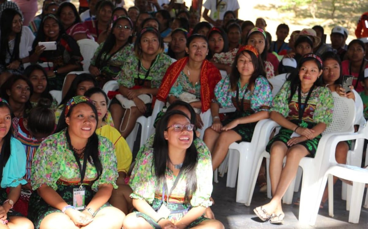Papa saluda a la juventud en lengua Ngäbe. Así reaccionaron los indígenas
