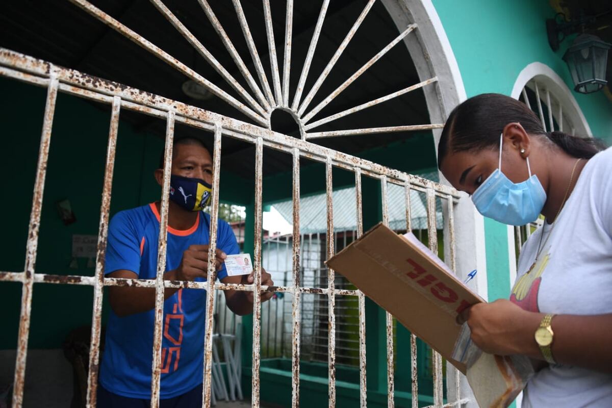 Moradores de Kuna Nega reciben bonos