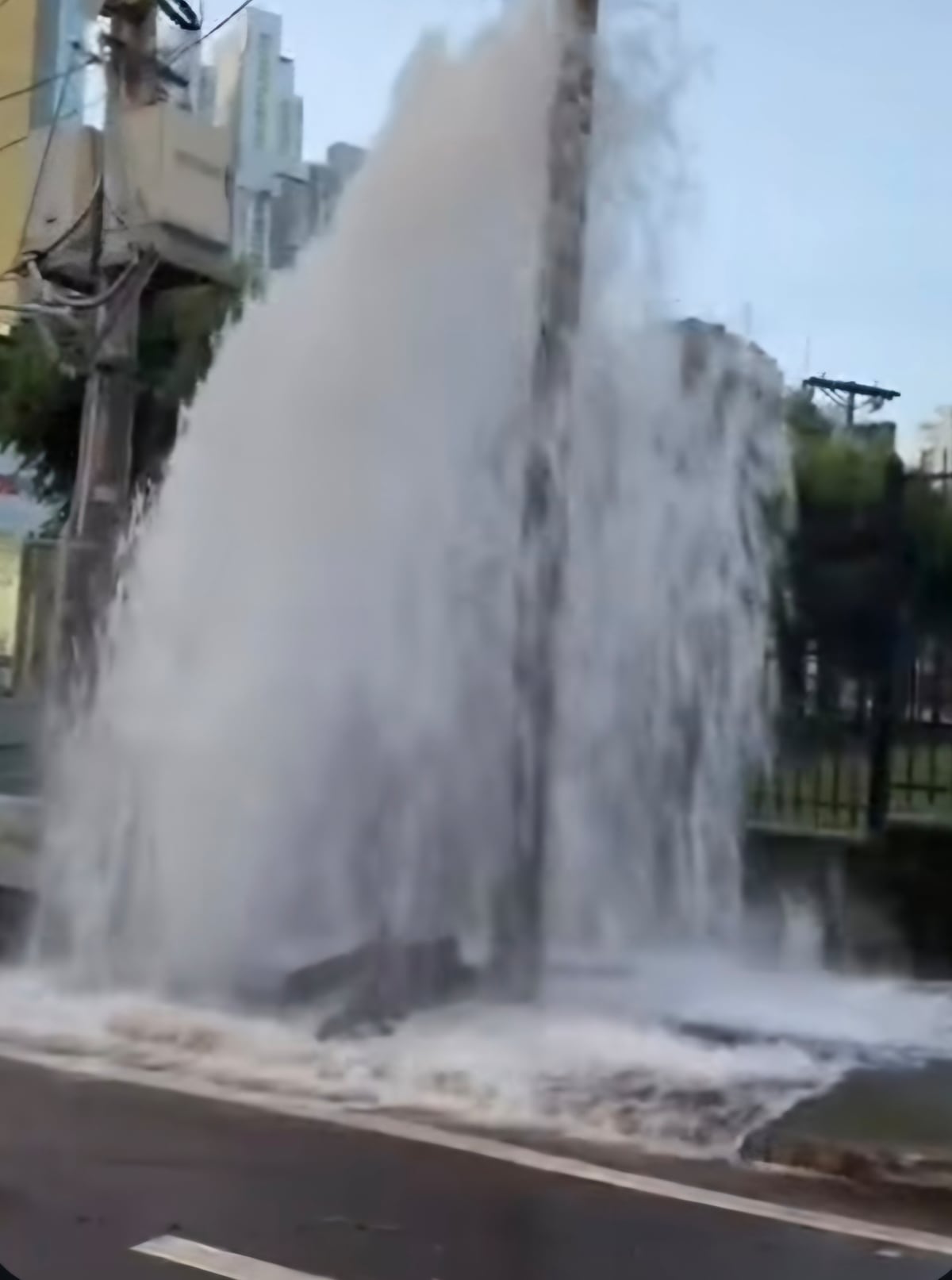 Un choque nocturno dejó correr el agua toda la madrugada en Calle 50