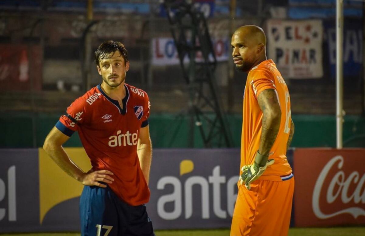 ‘Manotas’ Mejía prueba como delantero y goleador pensando en la final del fútbol uruguayo