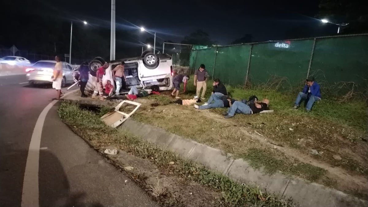 Bus tipo Coaster se vuelca rumbo a Cabra: deja un muerto y 14 heridos