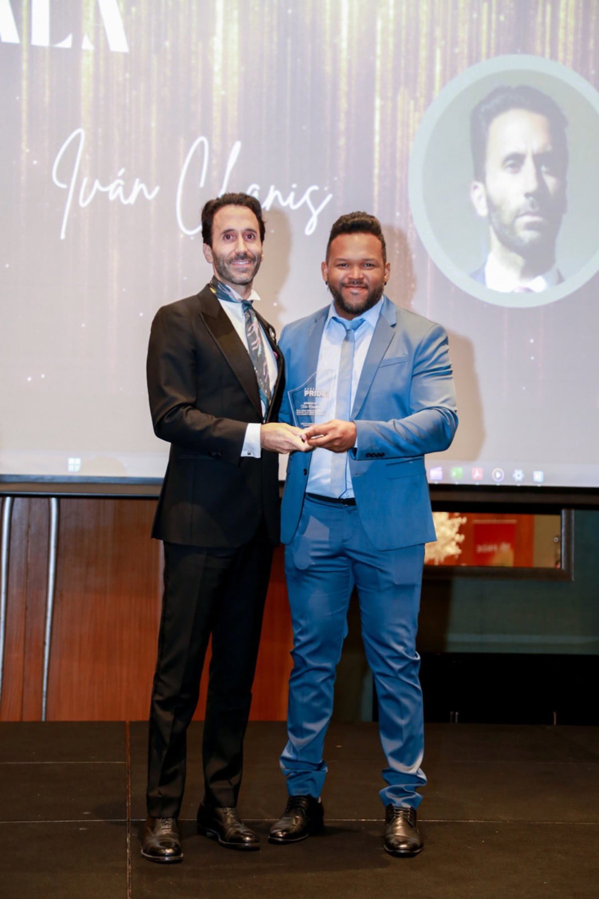 ‘Guapura pura’. Franklyn Robinson muestra a su galán. Agarrados de manos, así lucieron en la alfombra roja