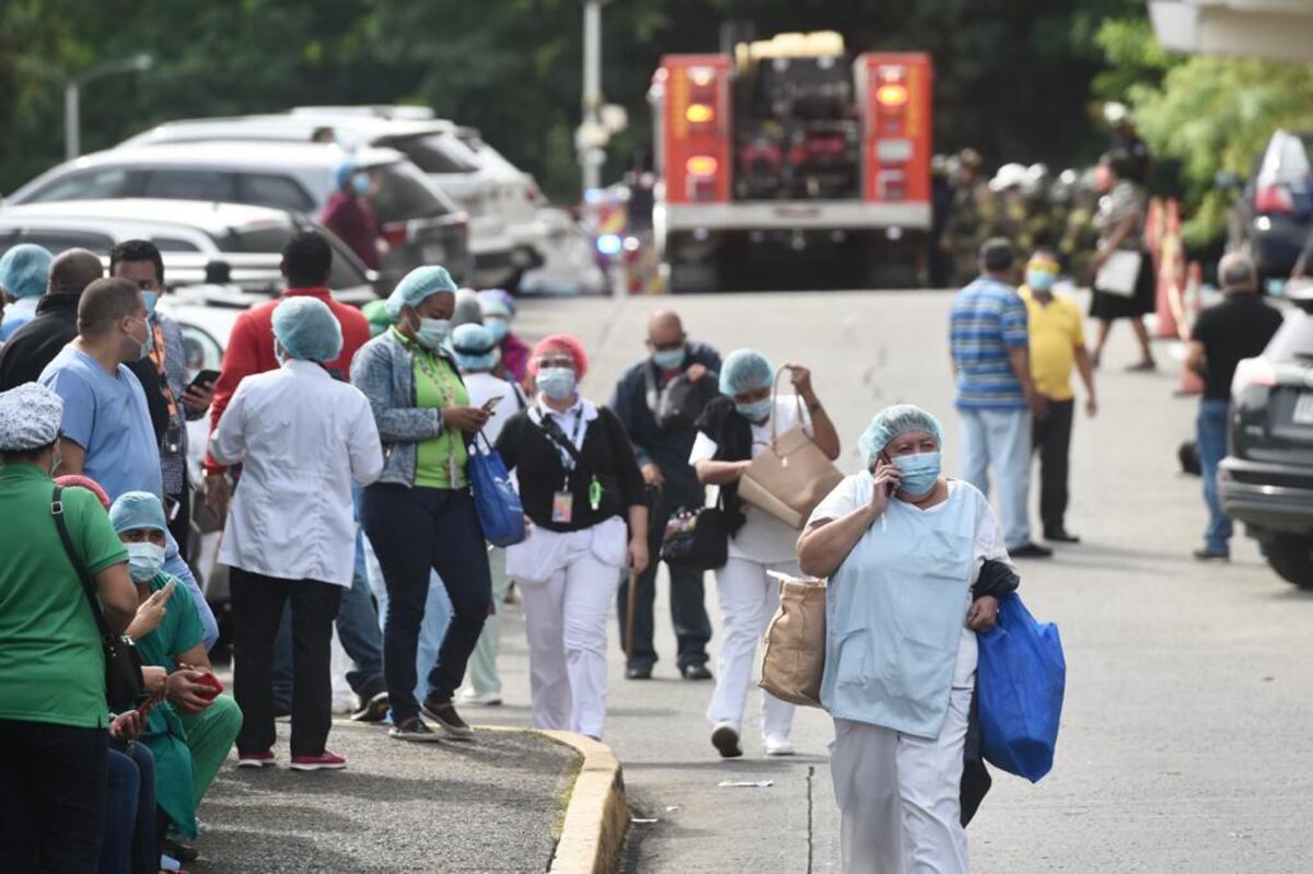 Fuga de gas en el Complejo Hospitalario.  Evacúan parcialmente a pacientes y personal. Bomberos atienden la emergencia. Video