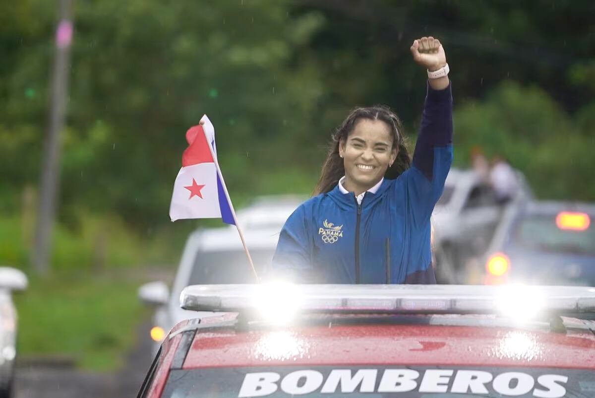 ¡Honor y pasión! Kristine Jiménez, abanderada de Veraguas en las fiestas patrias