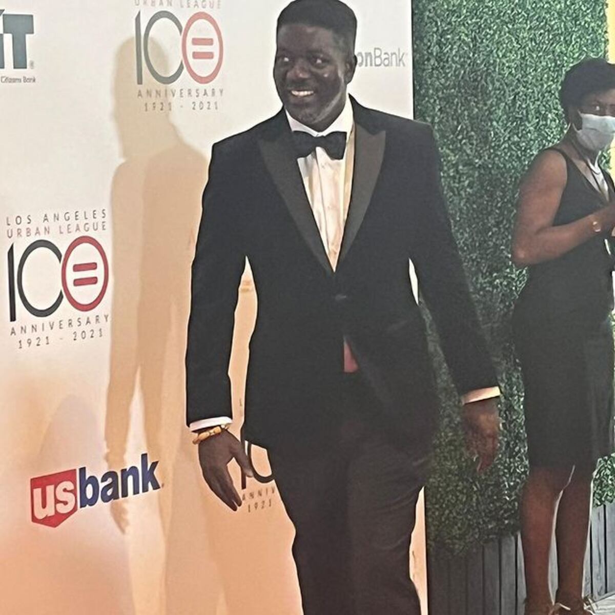 Príncipe de Ghana ‘parquea’ con Tom Hanks en Los Ángeles, mientras la diputada princesa trabaja en el parlamento