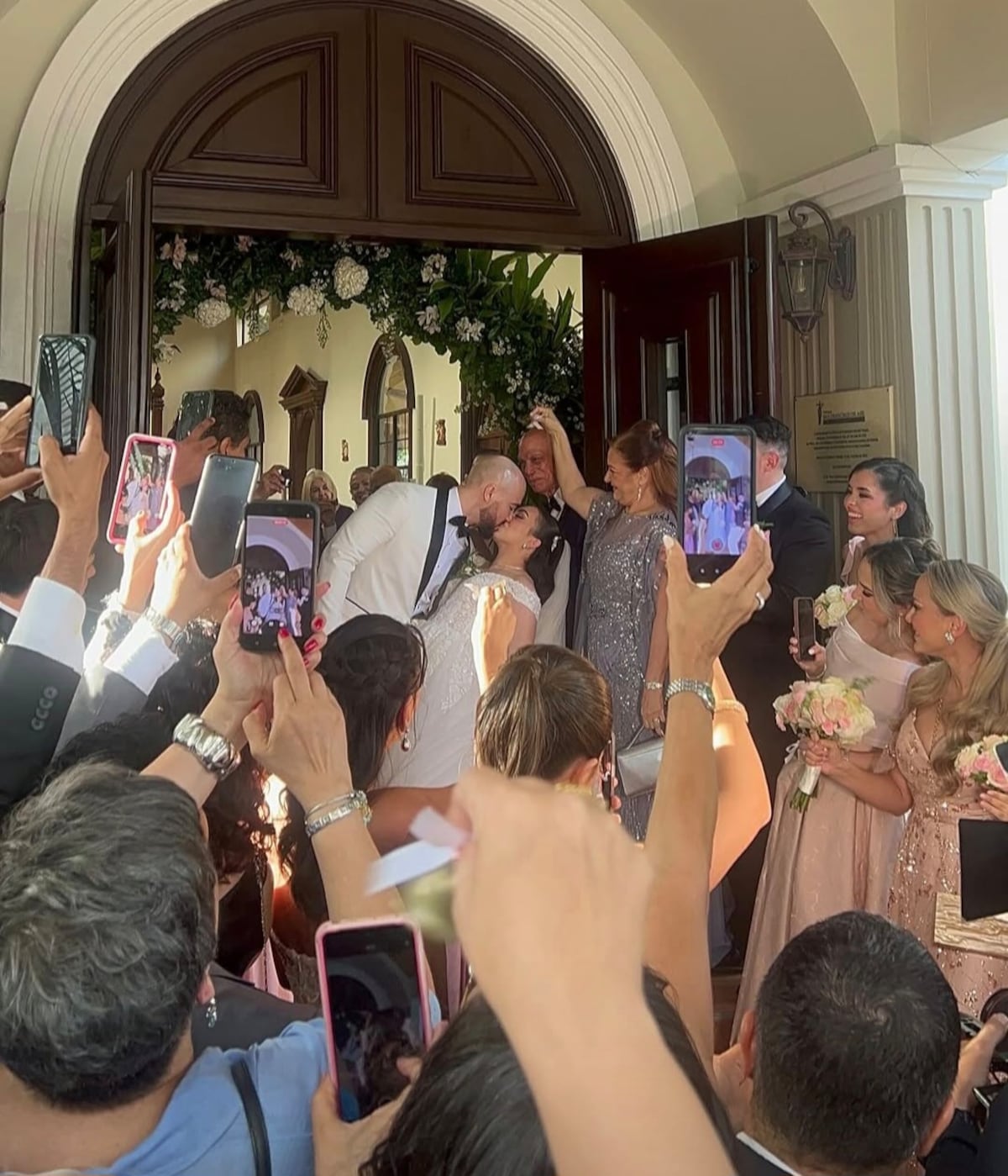 Entró tocando violín como en un cuento de hadas… y terminó prendiendo la fiesta como DJ: así fue la boda del exdiputado Edison Broce e Ioana Rotar que está dando de qué hablar +VIDEO