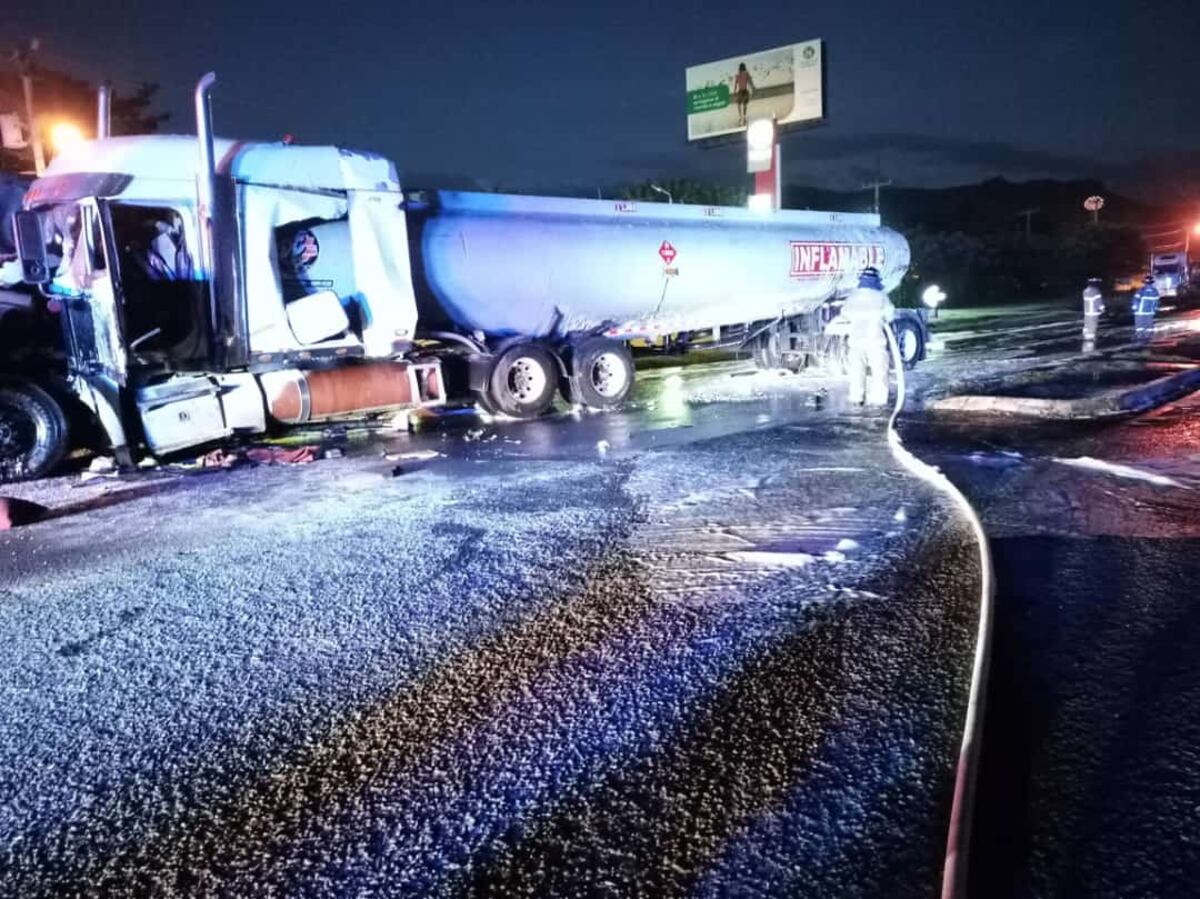 Colisión entre dos articulados deja un herido en el distrito de Chame. Hubo derrame de combustible