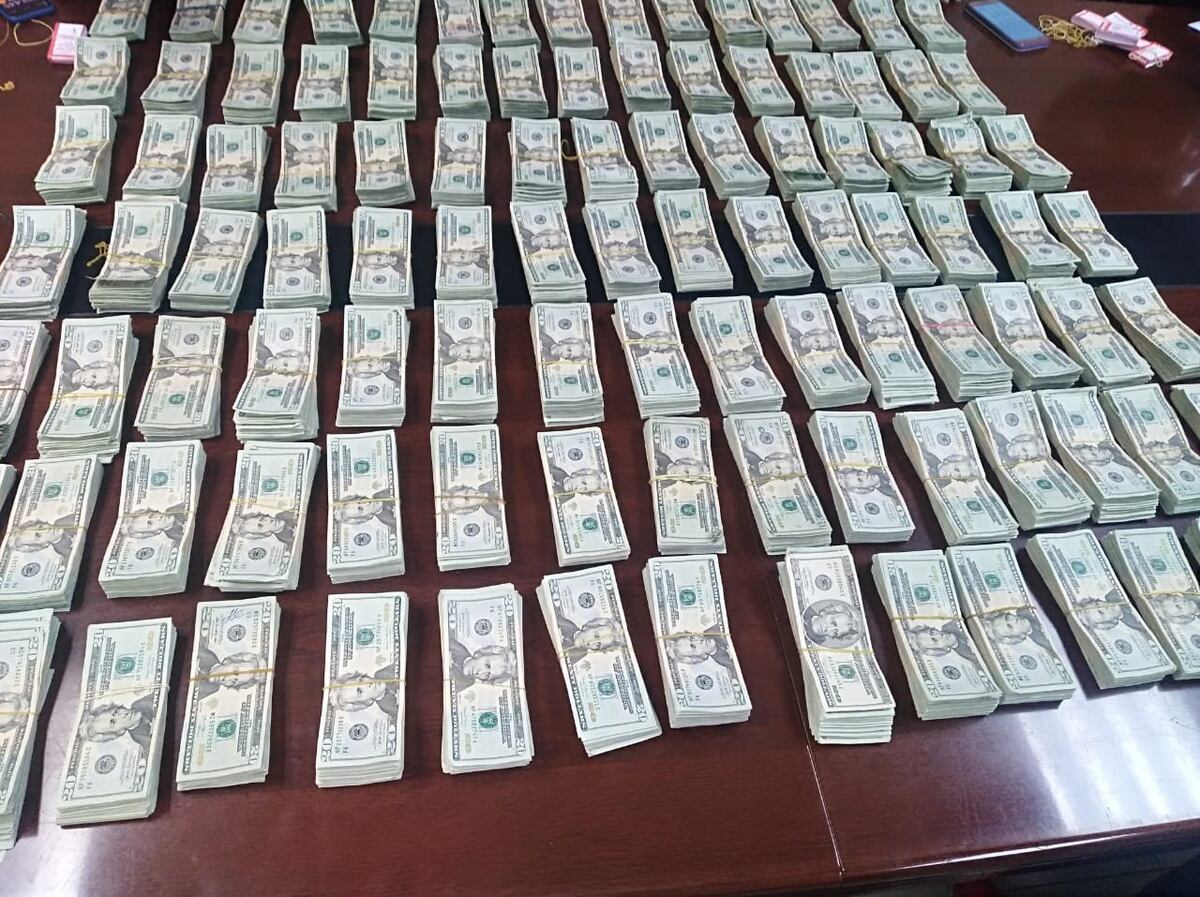 Policía les decomisa más de 210 mil palos. Extranjeros tenían el carro preñado en plata. Video