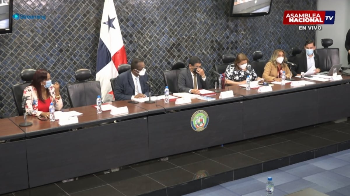 Descuentos y la eliminación de las licencias sale a relucir en el debate del reglamento interno de la Asamblea