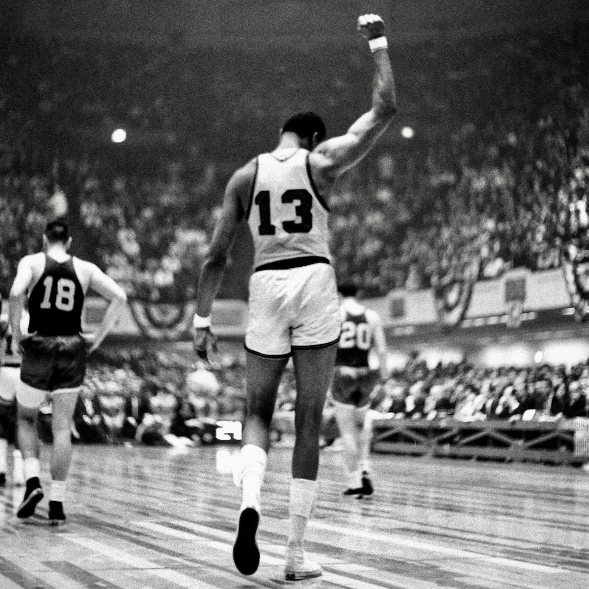 Adebayo estalla con 83 puntos y revive la hazaña de Chamberlain