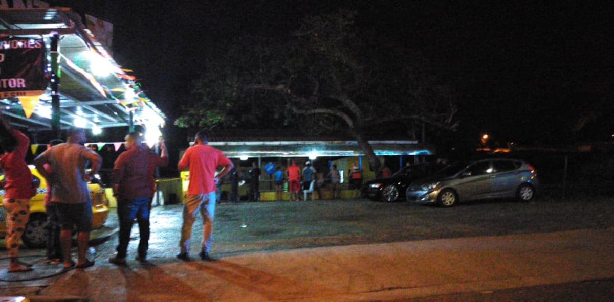 Asesinan a un hombre en lava auto en vísperas de Navidad. Familiares impactados. Video