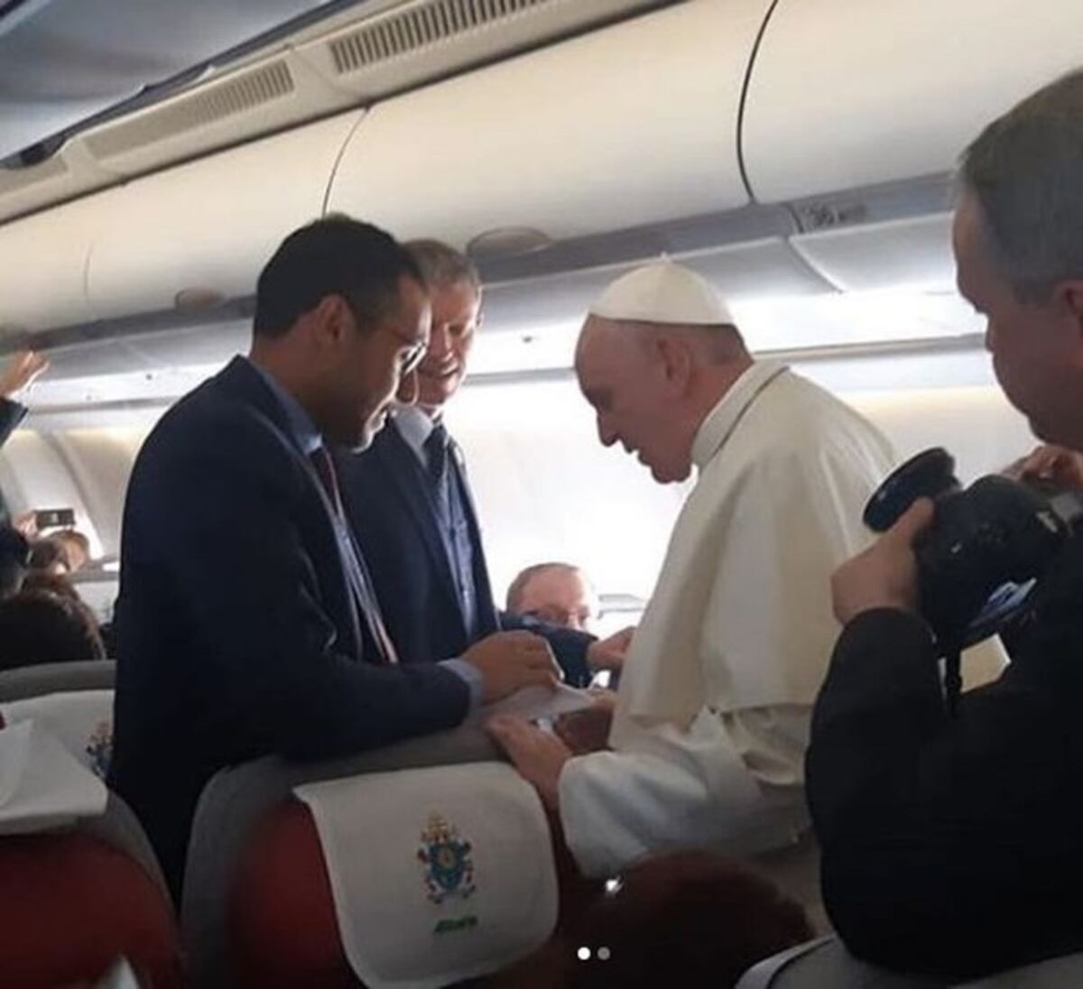 Revelan qué desayunó el Papa en el avión.Jenia Nenzen aprovechó,le dio obsequios