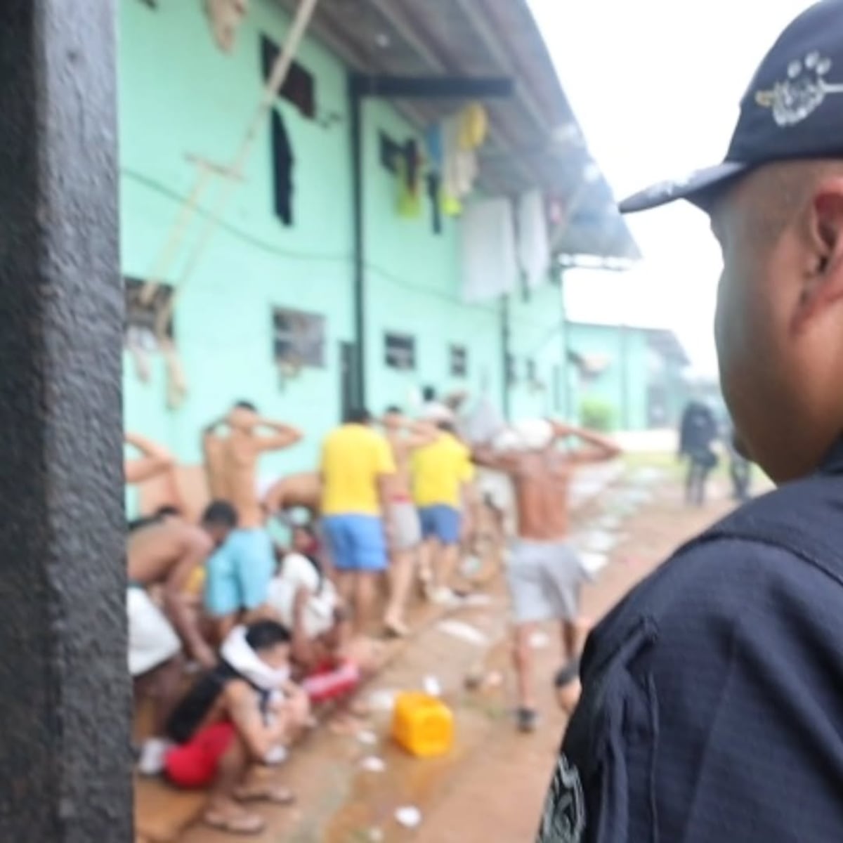Al estilo Bukele: ‘No vamos a negociar con ustedes’. Imágenes de La Joyita impactan: reos en fila, en el suelo, sin suéter y sometidos durante operativo de seguridad +Video