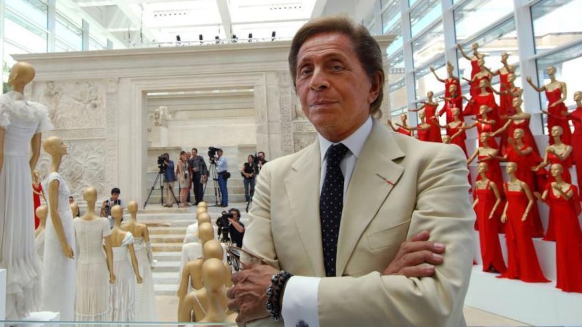 El diseñador italiano Valentino muere en Roma a los 93 años
