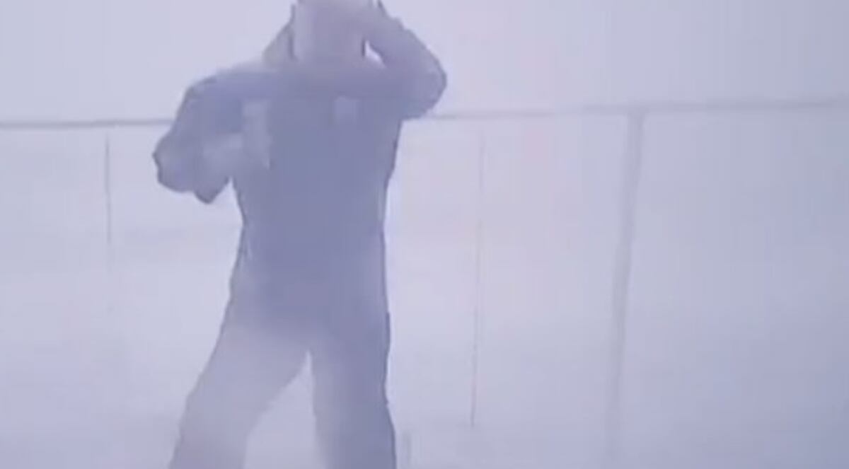 En Panamá City reportero es impactado por los vientos del huracán Michael