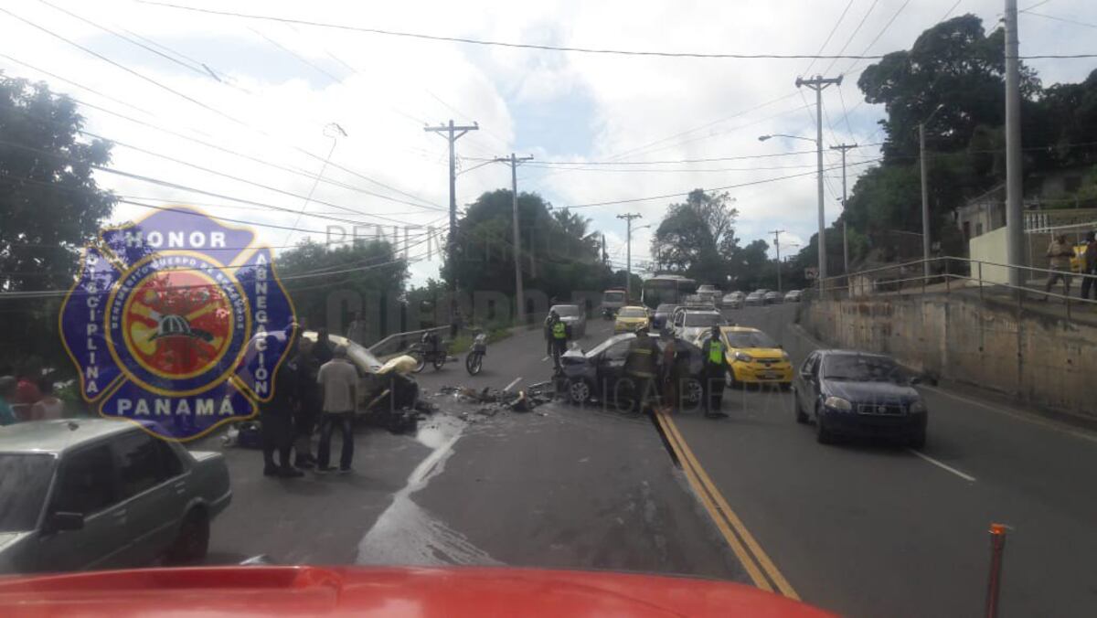 Cámara de vigilancia capta el tremendo impacto frontal de dos autos en Cabuya
