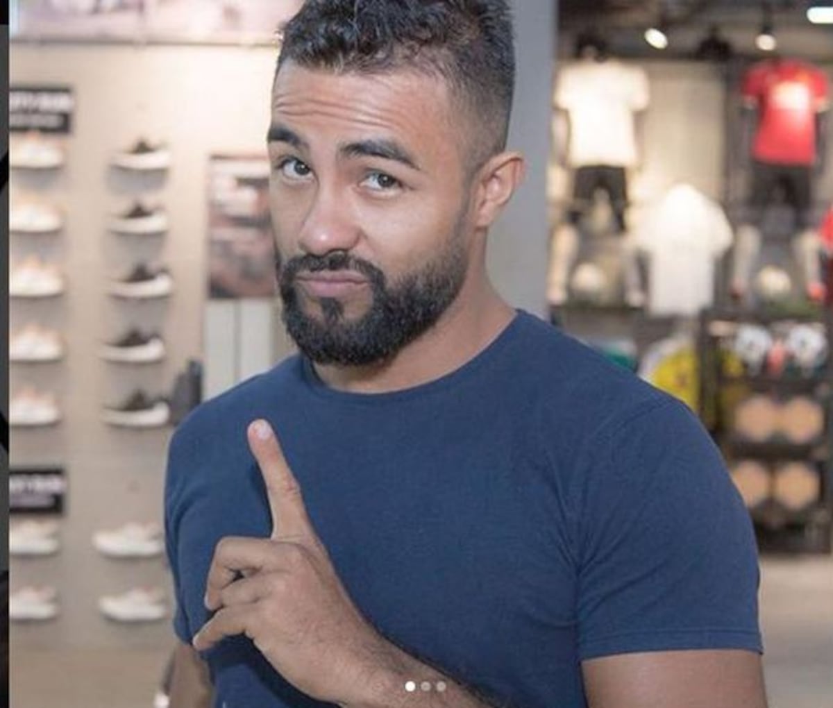 Presentador de TV no se bañaba para ir a la escuela