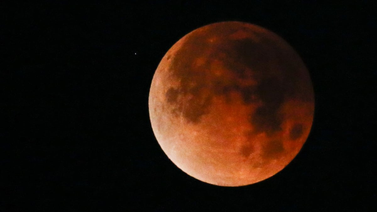 ¡SÚPER! Te diremos qué día y cuánto durará el eclipse lunar más largo del siglo