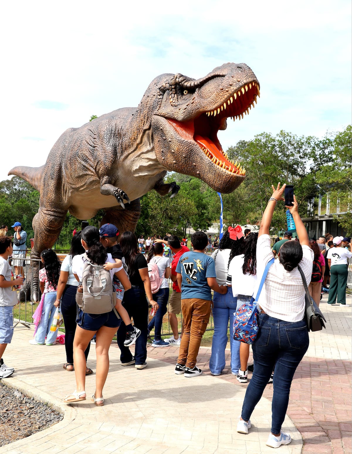 Tierra Jurásica despierta el asombro por los dinosaurios y atrae a miles