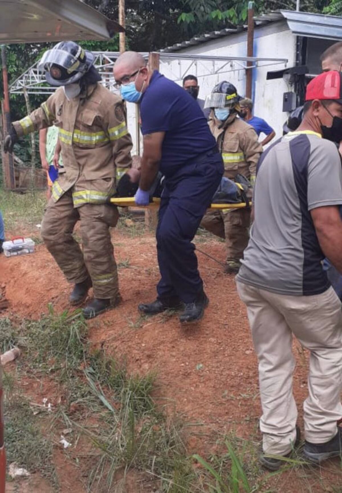 Camión se estrella con poste de tendido eléctrico y se vuelca. Deja 18 heridos, dos de gravedad