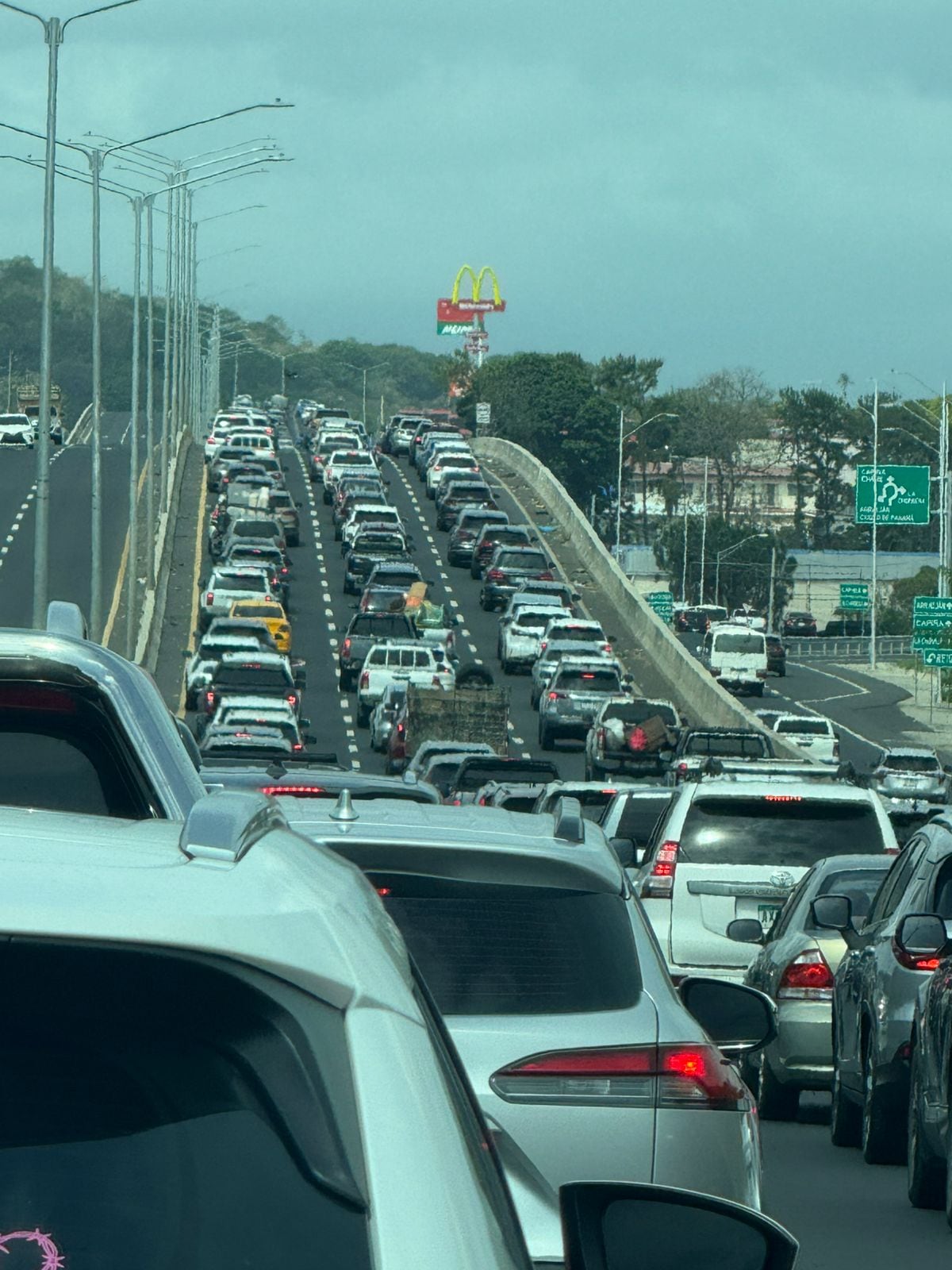 Tranque hasta por los codos: Habilitan inversión de carriles en la Interamericana