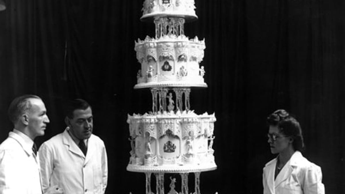 Subastan pedazo de la pastel de bodas de Isabel II y el comprador quiere comérselo