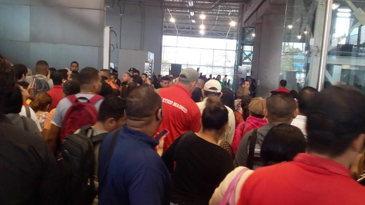 Se formó el revuelo. Se reestablece Línea 1 del Metro. Estaciones repletas. Denuncian ‘juega vivo’. Video