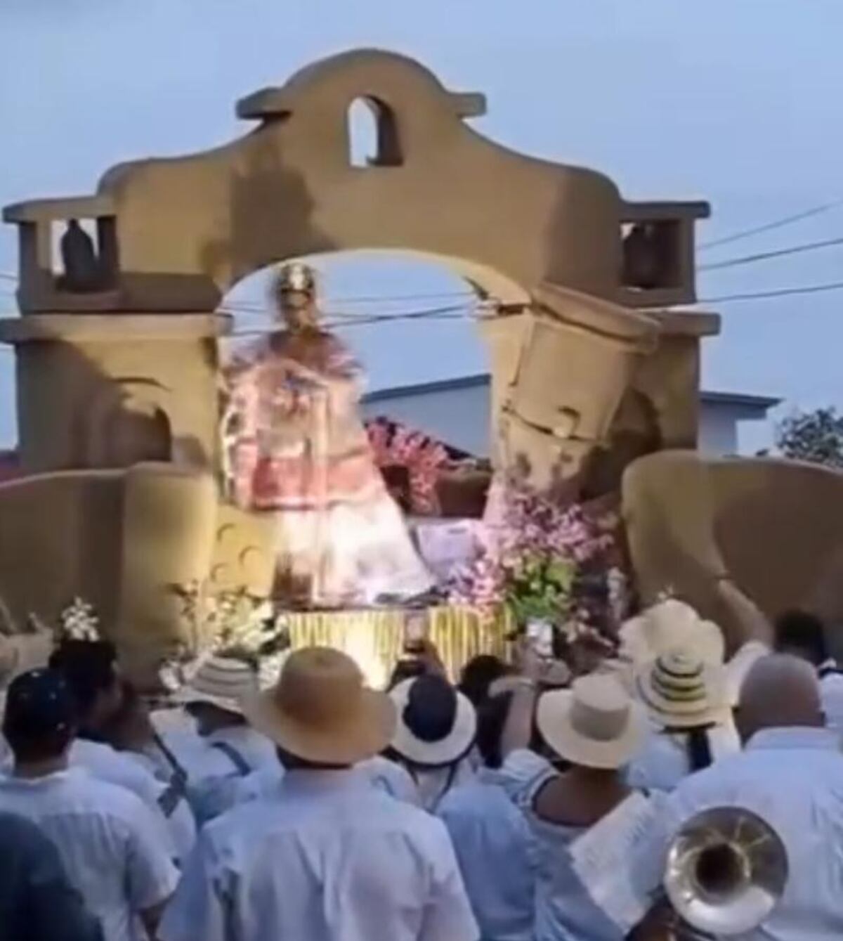 Revulú en Pesé por baile atrevido con pollera en plena festividad