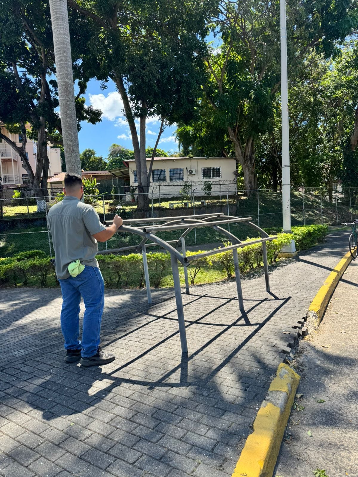Limpian e iluminan paso peatonal de la avenida de Los Mártires