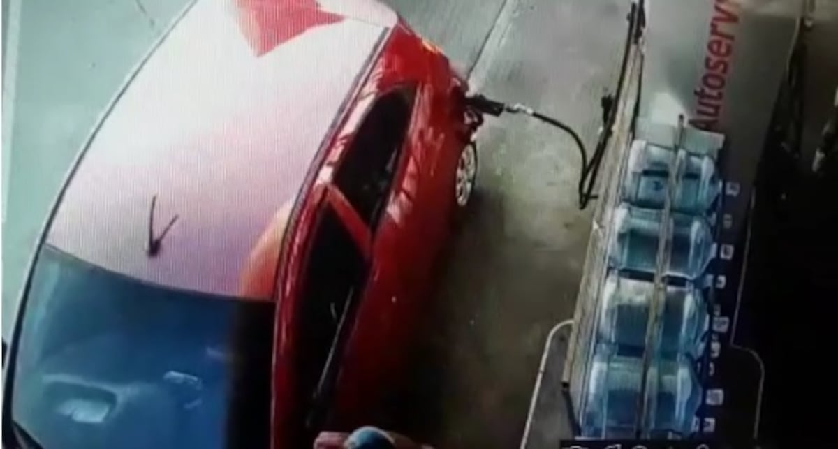 Increíble. Conductores piden ‘tanque lleno’ de gasolina y se dan a la fuga. Video