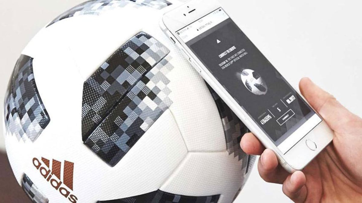 Cosas de espías. Pelota que Putin le regaló a Trump contenía un chip transmisor